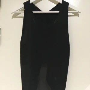 Linne med öppen rygg strl S - Svartlinne med öppen rygg. Storlek S