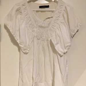 Topp med vida ärmar - Vit topp från Jean Blush. Storlek XS