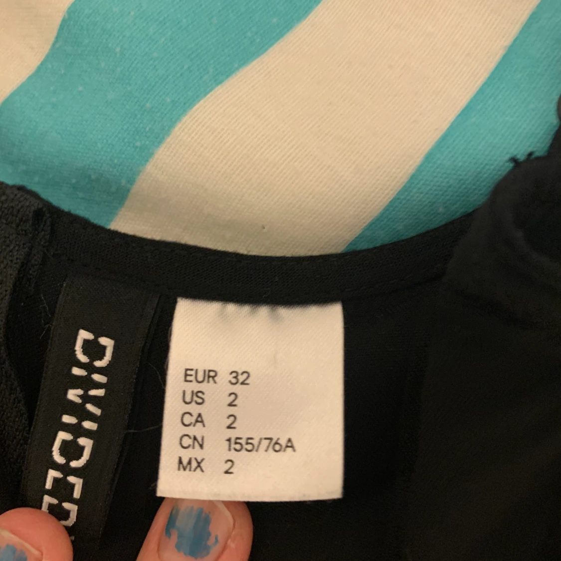 Klänning med detaljer på magen - 91