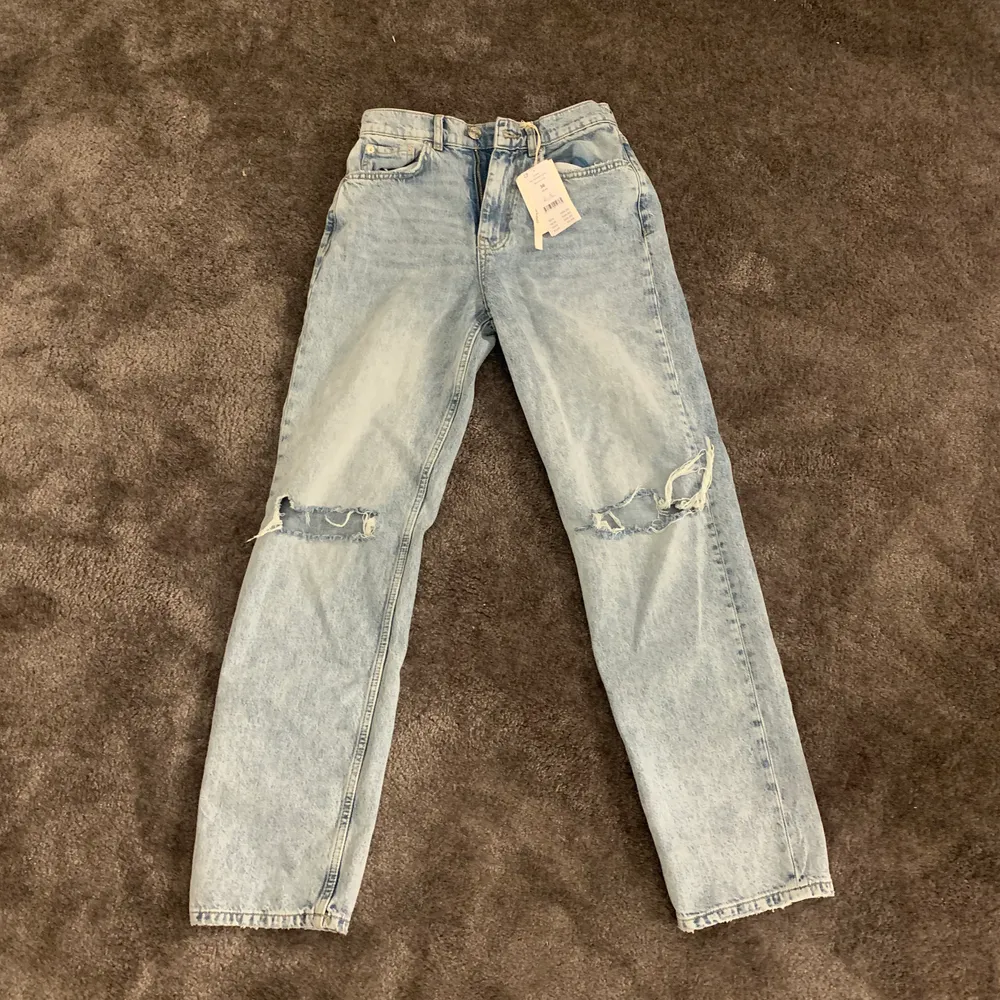 Säljer helt oanvända (med prislappenkvar) jeans från Gina i storlek 36 då dem är lite för stora och har råkat slängt kvittot och inte kan lämna tillbaka dem. Nypris, 599kr. Jeans & Byxor.