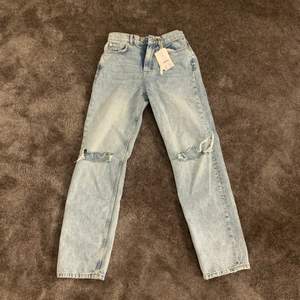 Säljer helt oanvända (med prislappenkvar) jeans från Gina i storlek 36 då dem är lite för stora och har råkat slängt kvittot och inte kan lämna tillbaka dem. Nypris, 599kr