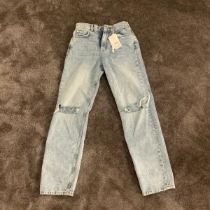 Gina 90s highwaist jeans, blue dest  - Säljer helt oanvända (med prislappenkvar) jeans från Gina i storlek 36 då dem är lite för stora och har råkat slängt kvittot och inte kan lämna tillbaka dem. Nypris, 599kr