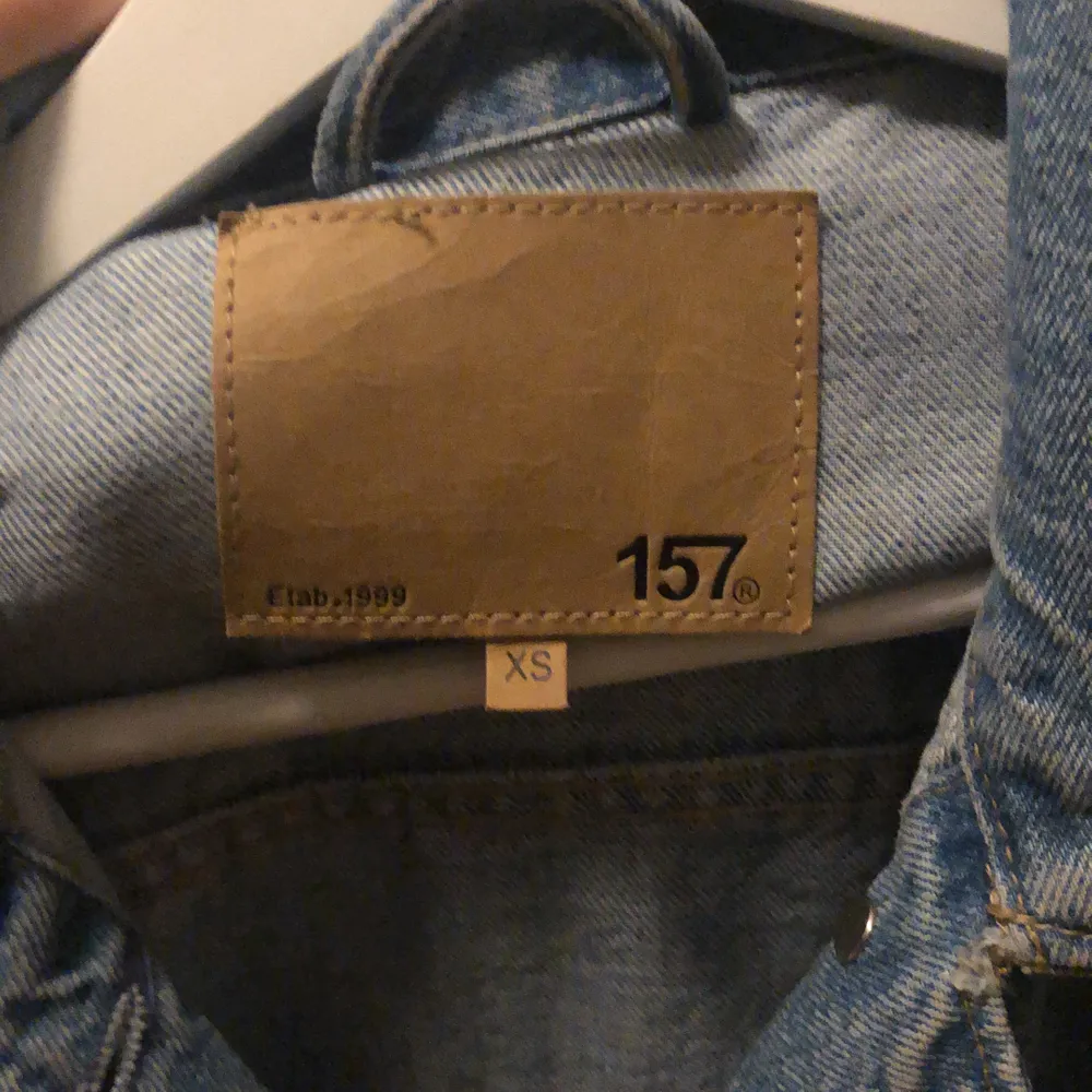 En jeans färgade jeans jacka från lager 157 lite lång där nere aldrig använd storlek xs (glöm inte du står för frakten)💕. Jackor.