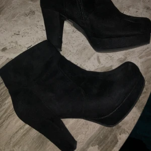 Svarta klackskor  - Säljer ett par svarta klackskor från skopunkten. Använd kanske 1-2 gånger så de är i fint skick. Storlek 36. Köparen står för frakten 79kr