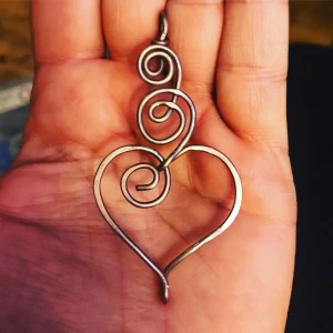 Hängsmycke - Handgjort hänge i najtråd