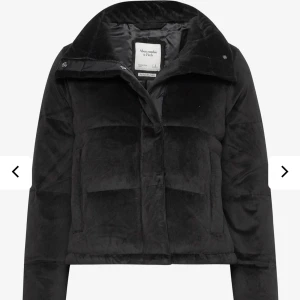 Abercrombie & Fitch puffer jacket - Sparsamt använd jacka från Abercrombie & Fitch. Materialet på jackan liknar samet, Nypris 2039kr 