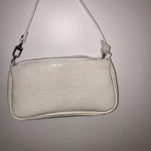 Shoulder bag  - En super fin vit shoulder bag som är aldrig i använd super fint skick och allt. Skriv i dm om ni är intresserad:) 