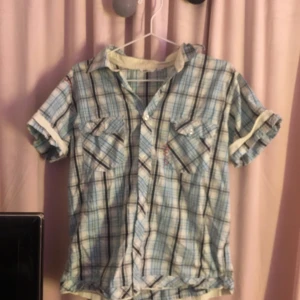 Vintage skjorta som jag haft i åratal - Super snygg vintage skjorta som jag tyvärr ej vågar bära tillhör inte min still riktigt så säljer den istället till någon som vill ha☺️