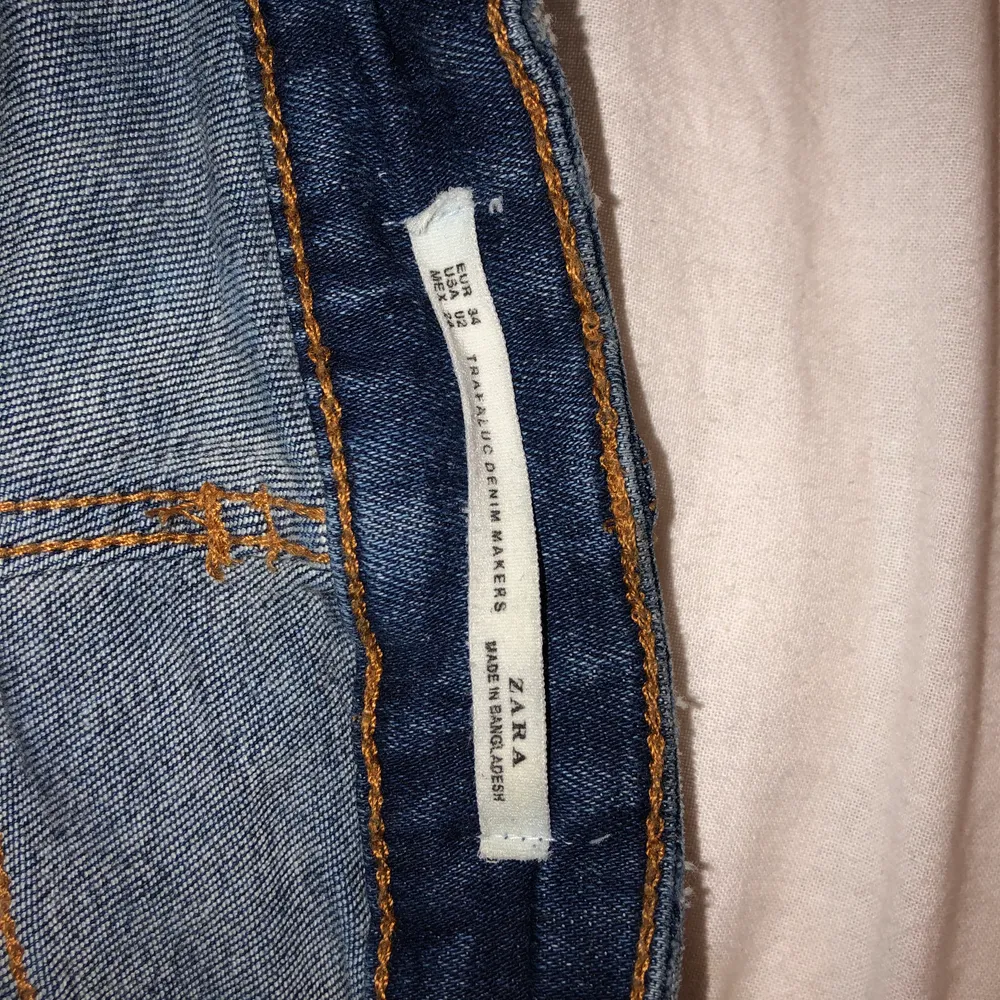 Ny skick, säljs eftersom jag råkade att köpa fel storlek och inte kunde lämna tillbaka dom.. Jeans & Byxor.