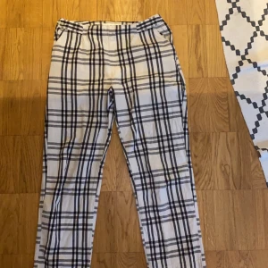 Mango - Byxor ifrån mango, använda ett fåtal gånger men fortfarande i väldigt bra skick! 