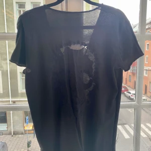 Zadig & Voltaire t-shirt med döskalle i ryggen  - Transparent döskalle i ryggen 