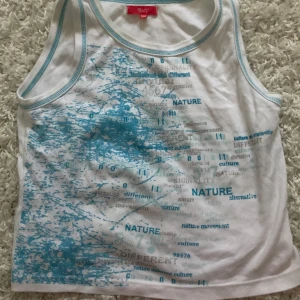 Linne! - Ett as fint, tight, ish croppat linne! Från barnavdelningen second hand, passar xs/s