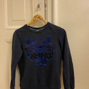 Kenzo tröja  - En mörkblå tjocktröja ifrån kenzo i bra skick passar xs-m men är en S