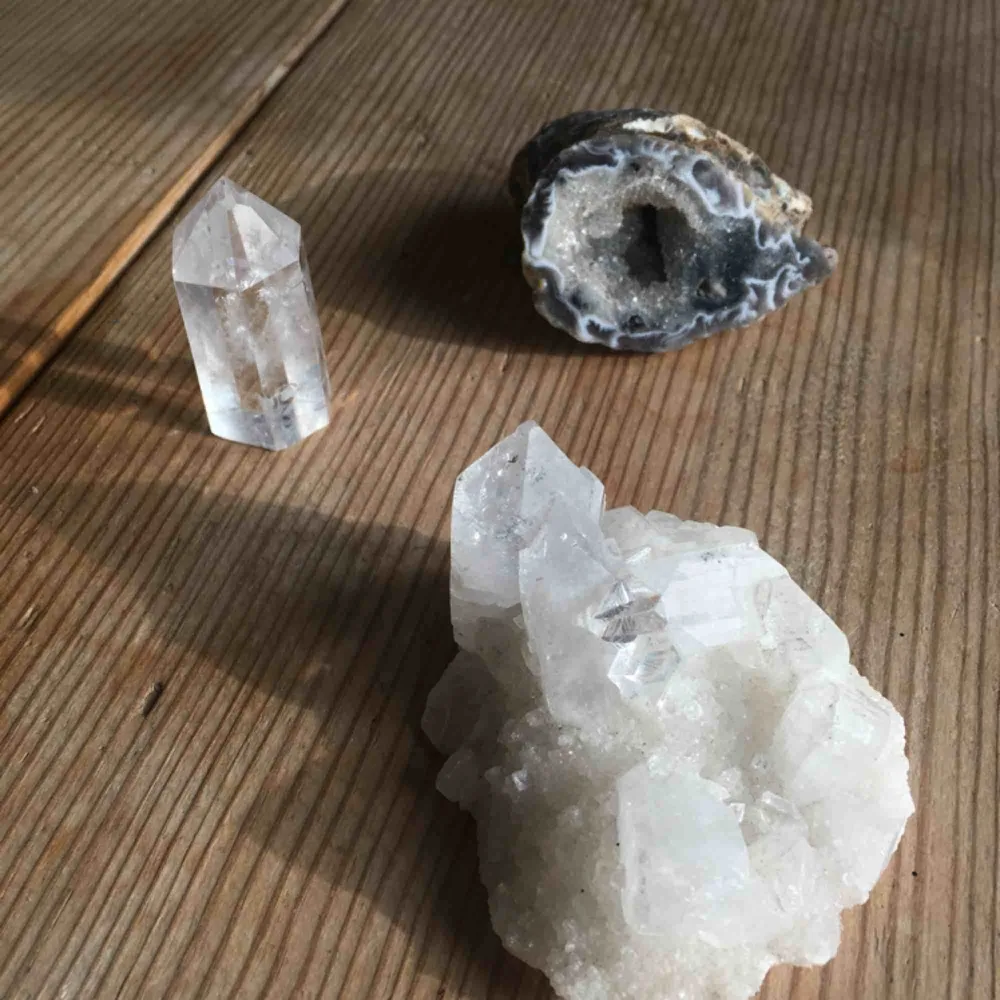 Agate kluster 6x5 cm Bergskristall(vit), 8x5x3 cm Bergskristall (genomskinlig) 5x2 cm 70kr/st Ev frakt betalas av köparen . Accessoarer.