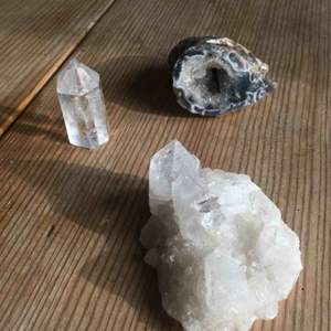 Agate kluster 6x5 cm Bergskristall(vit), 8x5x3 cm Bergskristall (genomskinlig) 5x2 cm 70kr/st Ev frakt betalas av köparen 