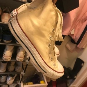 Converse allstars yellow - Använd en gång, två år gamla, bra skick. Bra passform    Tillkommer 40 kr frakt