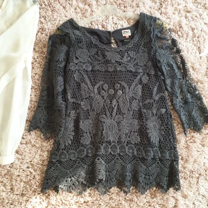 Blus från Only strl xs-s  - Fin tröja från only använt 3 gånger. Passar xs-small. Säljes för 50kr, möts upp i gbg alt fraktas mot fraktavgift ❤