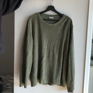 Frottétröja Weekday - Tunn, grön tröja i frotté från Weekday.