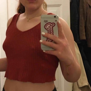  - Oranget croppat ribbat linne från Mango. Bra skick! Möts i innerstan/köparen står för frakt. 🌟