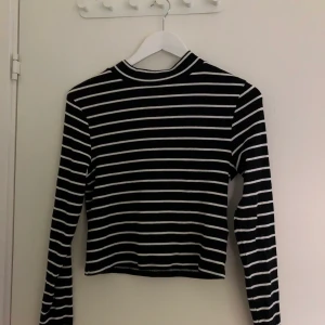 Randig tröja  - Randig tröja från H&M med lite högre i hals! Storlek M men passar även mig som i vanligt fall har XS/S🥰