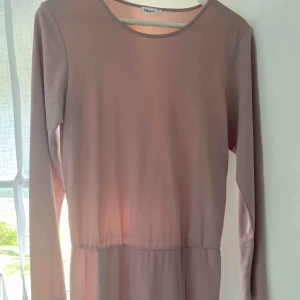  - Säljer min knappt använda Filippa K klänning! Org pris ~1800kr. Säljer för 500kr+frakt! Klänningen har ett slit på kjolen! Superfin kvalitet då den endast är använd 1-2 gånger!