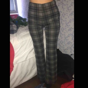  - Rutiga byxor som svänger ut nertill, stl XS men dom är väldigt stretchiga så passar större stl oxå!💟