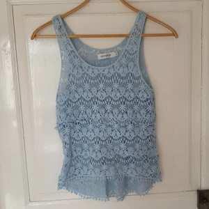 Somrigt spetstopp - Spetstopp i bomull. Något längre bak än fram. Perfekt skick, aldrig använt. Står XS men den passade även när jag var storlek S. Frakt ingår! 