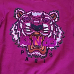 Kenzo Paris sweetshirt  - Jättefin kenzo Paris sweetshirt, denna sweatshirten är svår att få tag i och det är få som har samma. Köpt för 2200 kr men kommer gå ner mycket i pris. Passar alla från S-XL 🥰 Startpris 350 kr buda högre 