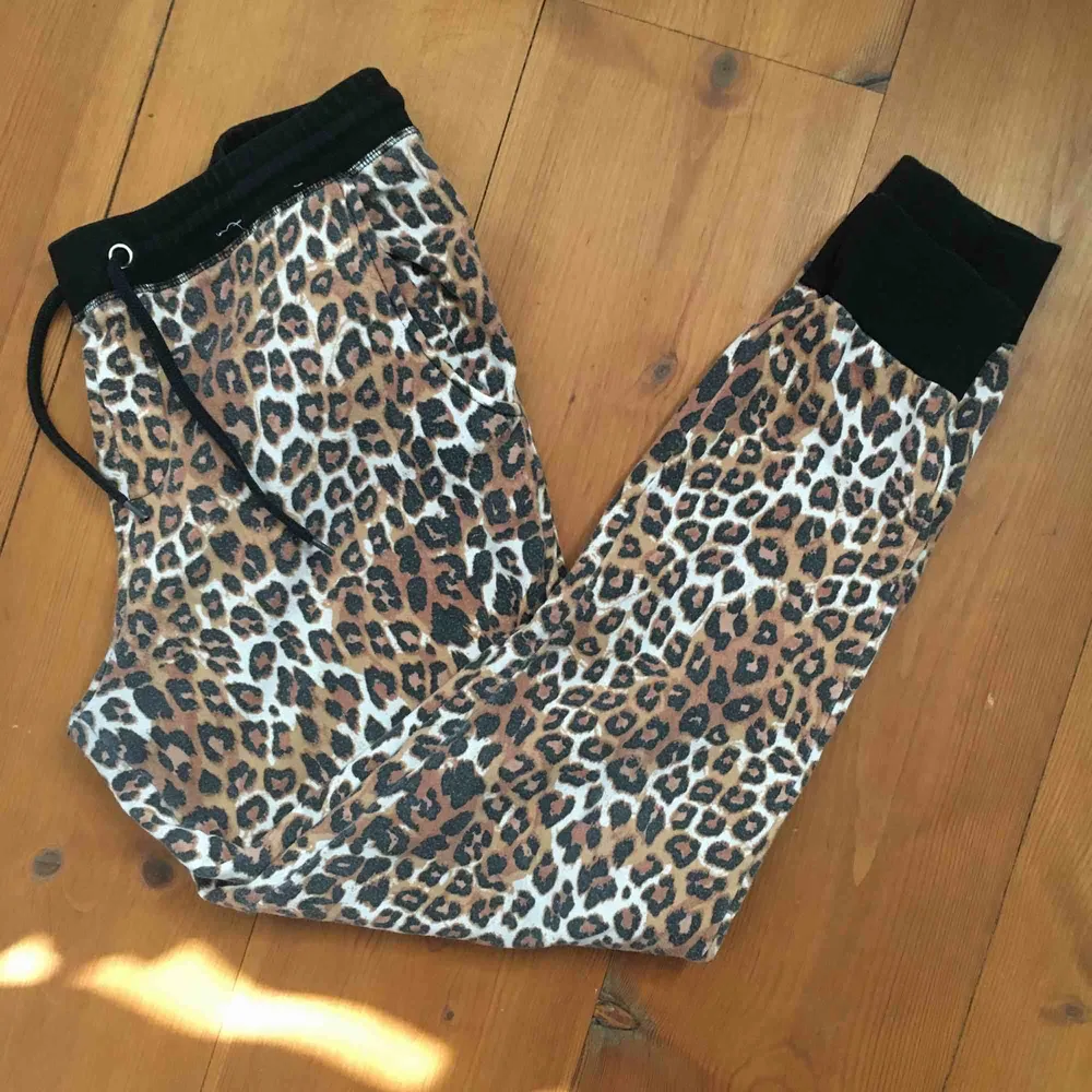 Leopardmönstrade mjukisbyxor inköpt på Topshop för flera år sedan. Supermysiga och välanvända men i fint skick. Pris 50kr med frakt 100kr. Jeans & Byxor.