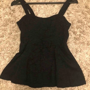  - Fint svart spetslinne med volang längst ner, något nopprig men går lätt att fixa 🌺