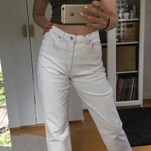 Vita jeans/byxor - Säljer dessa fina vita jeansen/byxorna som är perfekta nu till sommaren! Sitter jättebra på mig som har 34 i byxor och är 167cm :) 