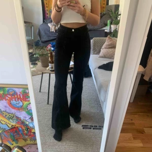  - Svarta utsvängda jeans med hög midja! Frakten är inkluderat i priset 💗