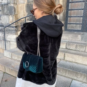 Grön velvetväska  - Velvetväska från Gina tricot. Använd endast på denna bild. Pris är inklusive frakt! 