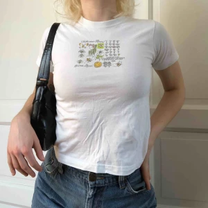  - Så himla fin baby/shrunken tshirt!! Äälskar men är snäppet för liten så har inte kunnat använda den. Köpt på Urban outfitters vintage avdelning, hade passat perfekt till någon som bär xs. Möts upp Lund/Malmö, annars tillkommer frakt💘