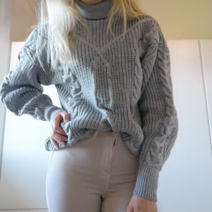 Oversized stickad tröja - Superskön oversized stickad tröja från Pretty little things. Oanvänd. Köparen står för frakten. 