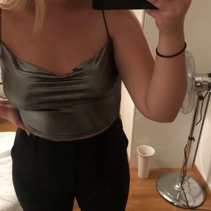 Silver/Metallic skimrande top - Crop top från H&M, endast använd 1 gång🥰 Frakt tillkommer! 