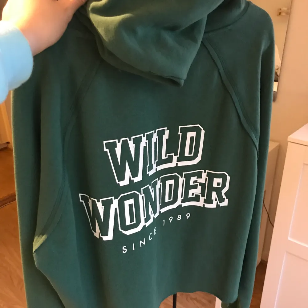 Grön hoodie med tryck från Gina tricot!! Skönt material inuti!! Är väldigt oversized men passar en M!! Köpare står för frakt ❤️. Hoodies.