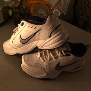 Air monarch - Säljer mina Nike air monarch! Jättefint skick använda ca 5 ggr då de är för små för mig. Köpta för 609 kr. Möts upp i Nacka/Stockholm eller fraktar (köparen står för frakt)❤️