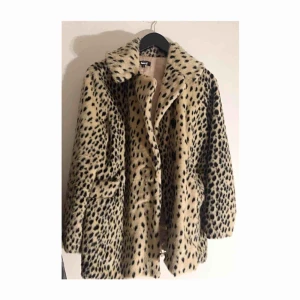  - Superfin vår/sommar jacka i leopard-mönster ☺️ möts upp i sthlm, frakt tillkommer om det behöver postas 🌸