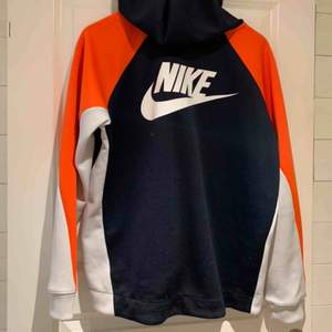 Skitsnygg nike hoodie, kommer tyvärr inte till andvändning, nypris runt 600 andvänd runt 2-3 gånger