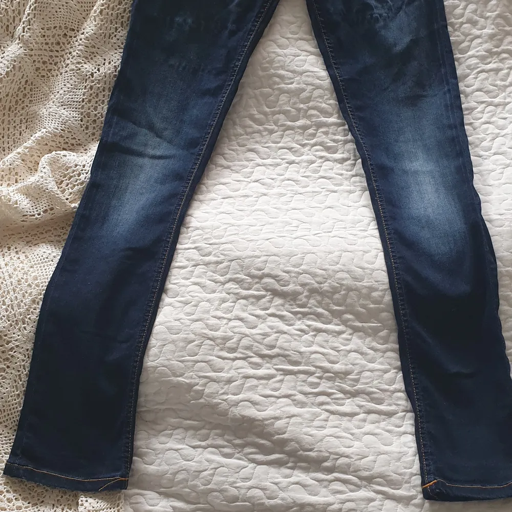 Strechiga sköna  nudiejeans( raka ben) i mycket gott skick stl 26/32. Mörkblå.. Jeans & Byxor.