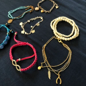 Armband - 15kr/st.  Supersöta armband som tyvärr inte längre kommer till användning. Många är helt oanvända och de som är använda har använts få gånger. 