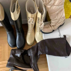  - Stövlar  2 par regnstövlar 1 par skinnstövlar 1 par vinter stövlar  Alla från ilse jacobsen bra skick och sparsamt använda 