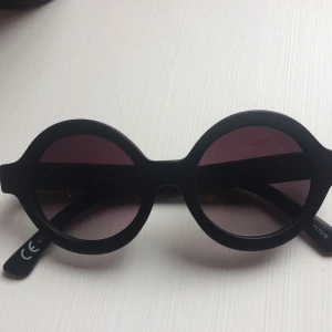 Solglasögon - Solglasögon i bra skick. Frakten ingår i priset. Inlägget finns även på fler sidor.