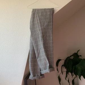 Rutiga byxor  - Rutiga byxor i mycket gott skick! Jag har köpt dem second hand, dock har jag aldrig  använd dem. Det saknas storlek men skulle säga att det är en strlk. 38-40. 