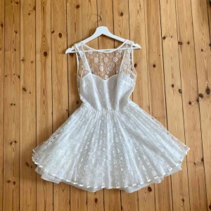  - Jättesöt klänning med öppen rygg! Studenten kanske eller vara sommarfin?☺️🌸☀️