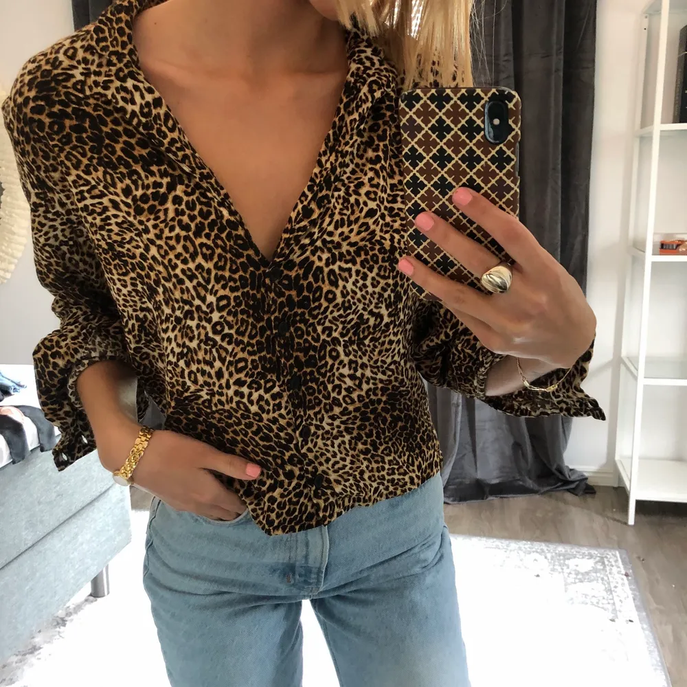 Leopard blus med lite urringning , passar så bra till ett par ljusa jeans! . Blusar.
