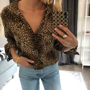 Leopard blus från TopShop - Leopard blus med lite urringning , passar så bra till ett par ljusa jeans! 
