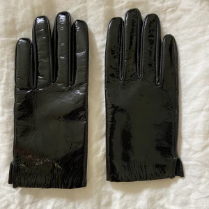 Handskar i lack och läder från Weekday - Fina, i äkta skinn. Använda 2ggr. 