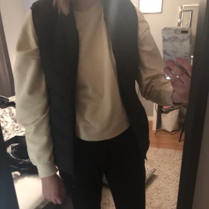 Väst  - Säljer en ny väst i storlek 36. Säljes för den inte passa mig. Frakten är inte  inräknad i priset 💘